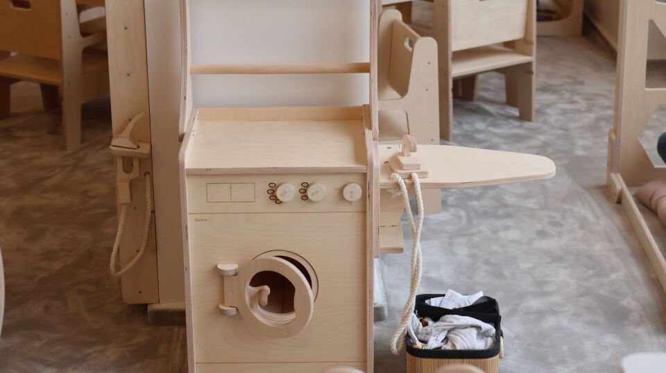 BAUMFEE Montessori Ahşap Ütü & Çamaşır Oyun Konsolu – Katlanabilir Tasarım